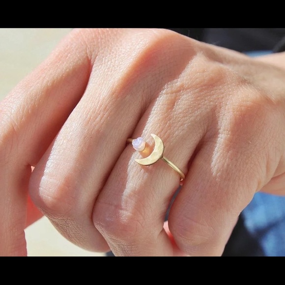 Moon shaped inlay small moonstone ring - Picture 1 of 9